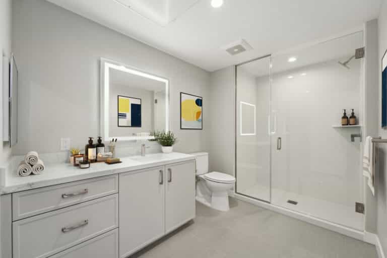 Villa Rotonda Santa Rosa Apartments bathroom.