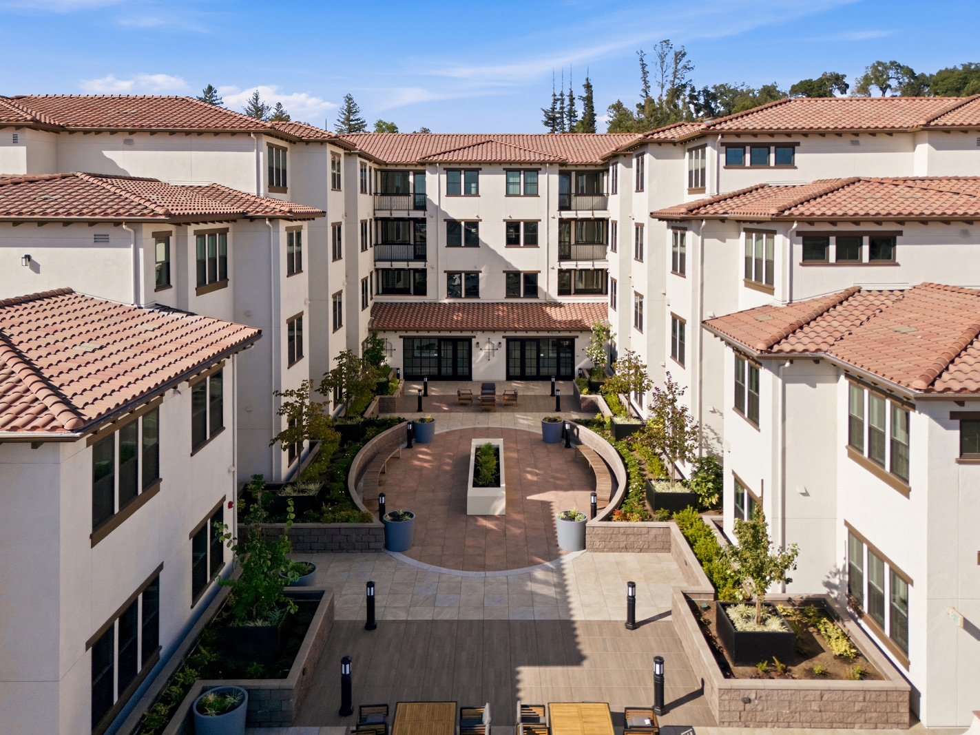 Villa Rotonda Apartments in Santa Rosa exterior courtyard.