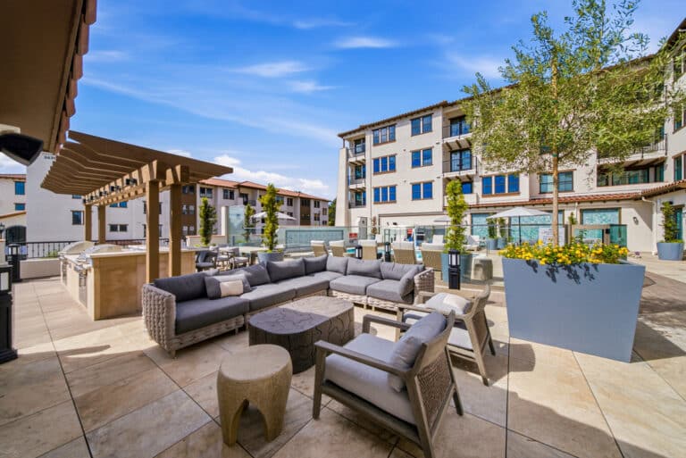 Villa Rotonda Apartments in Santa Rosa poolside lounge and grills.